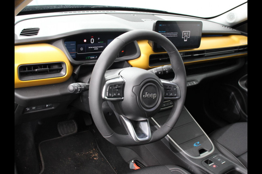 Jeep Avenger Summit 54 kWh SOH 96,5 % Camera Lichtmetalen Velgen 18" Navigatie Apple Carplay/ Android Auto Sfeerverlichting Parkeersensor achter Cruise Control Stoelverwarming Full LED Virtual Cockpit Climate Control Two tone Electrisch bedienbare achterkep