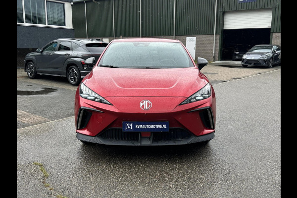 MG Mg4 electric Luxury 64 kWh SOH 97% | 7.000KM! |360 CAMERA| 7 JAAR MG GARANTIE T/M 04-2031| ELEK. STOEL| DODE HOEK SENSOR| STOEL + STUURVERWARMING| ADAPTIVE CRUISE CONTROL