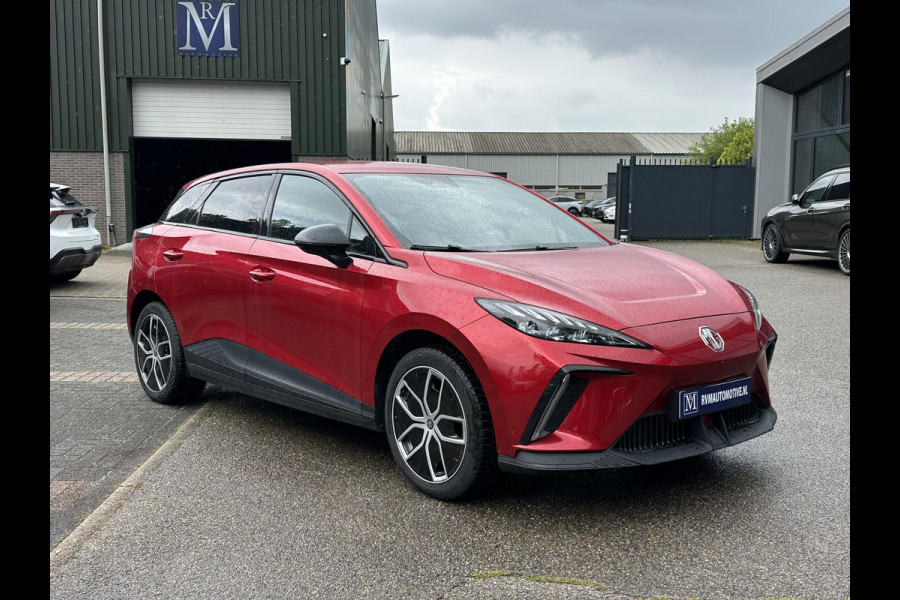 MG Mg4 electric Luxury 64 kWh SOH 97% | 7.000KM! |360 CAMERA| 7 JAAR MG GARANTIE T/M 04-2031| ELEK. STOEL| DODE HOEK SENSOR| STOEL + STUURVERWARMING| ADAPTIVE CRUISE CONTROL