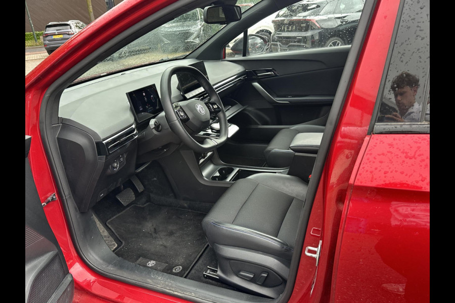 MG Mg4 electric Luxury 64 kWh SOH 97% | 7.000KM! |360 CAMERA| 7 JAAR MG GARANTIE T/M 04-2031| ELEK. STOEL| DODE HOEK SENSOR| STOEL + STUURVERWARMING| ADAPTIVE CRUISE CONTROL