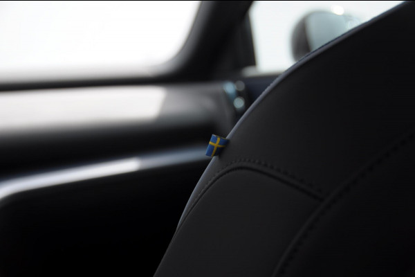 Volvo EX30 272PK Automaat Single Motor Ext. Range Plus Europa / Heico Verlaging / 21" Velgen / Sport Striping /  Adaptive Cruise control / Extra getint glas / Climate Pack / Elektrisch verstelbare stoelen / Parkeersensoren met camera