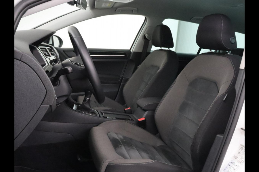 Volkswagen Golf 1.5 TSI Highline | Carplay | Full LED | Trekhaak | Camera | Adaptive cruise | Navigatie | Parkeerhulp | Virtual Cockpit | Climate control | Bluetooth | Getint glas