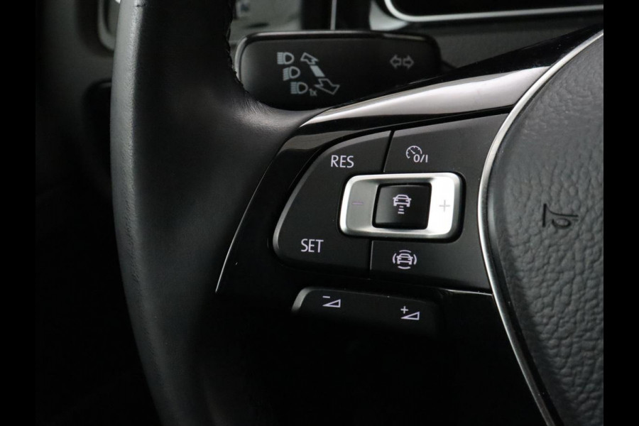 Volkswagen Golf 1.5 TSI Highline | Carplay | Full LED | Trekhaak | Camera | Adaptive cruise | Navigatie | Parkeerhulp | Virtual Cockpit | Climate control | Bluetooth | Getint glas