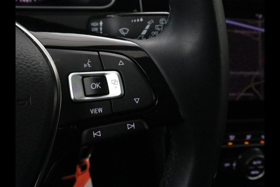 Volkswagen Golf 1.5 TSI Highline | Carplay | Full LED | Trekhaak | Camera | Adaptive cruise | Navigatie | Parkeerhulp | Virtual Cockpit | Climate control | Bluetooth | Getint glas