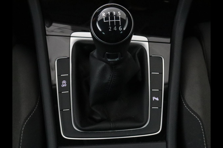 Volkswagen Golf 1.5 TSI Highline | Carplay | Full LED | Trekhaak | Camera | Adaptive cruise | Navigatie | Parkeerhulp | Virtual Cockpit | Climate control | Bluetooth | Getint glas