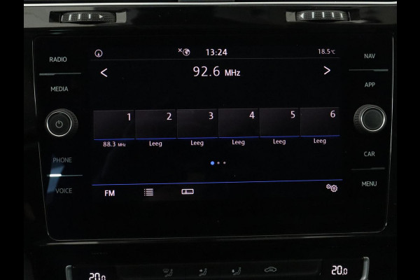 Volkswagen Golf 1.5 TSI Highline | Carplay | Full LED | Trekhaak | Camera | Adaptive cruise | Navigatie | Parkeerhulp | Virtual Cockpit | Climate control | Bluetooth | Getint glas