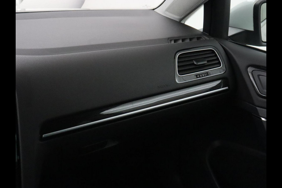 Volkswagen Golf 1.5 TSI Highline | Carplay | Full LED | Trekhaak | Camera | Adaptive cruise | Navigatie | Parkeerhulp | Virtual Cockpit | Climate control | Bluetooth | Getint glas