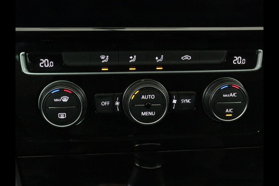 Volkswagen Golf 1.5 TSI Highline | Carplay | Full LED | Trekhaak | Camera | Adaptive cruise | Navigatie | Parkeerhulp | Virtual Cockpit | Climate control | Bluetooth | Getint glas