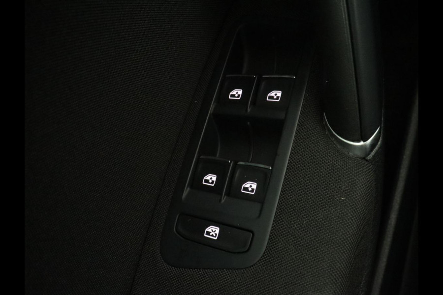 Volkswagen Golf 1.5 TSI Highline | Carplay | Full LED | Trekhaak | Camera | Adaptive cruise | Navigatie | Parkeerhulp | Virtual Cockpit | Climate control | Bluetooth | Getint glas