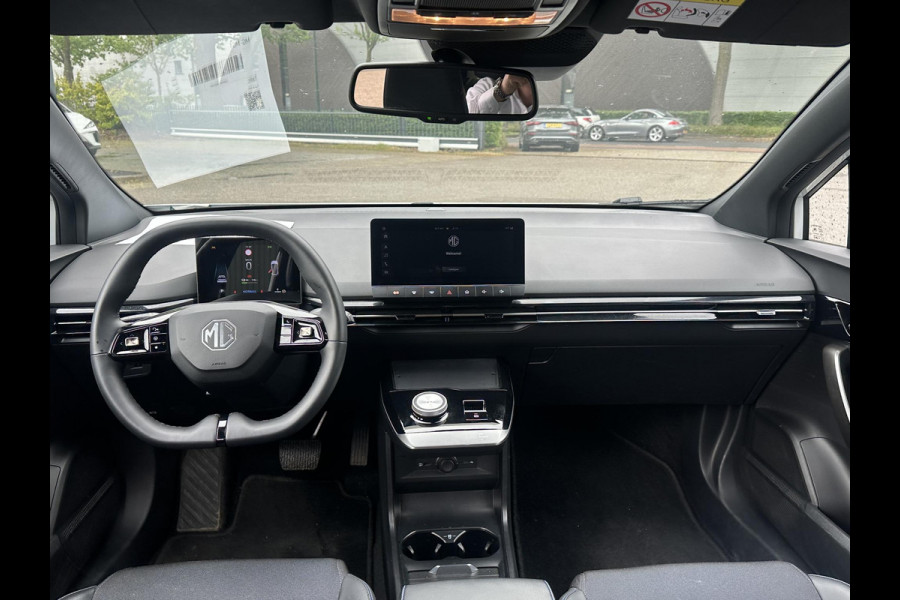 MG Mg4 electric Luxury 64 kWh SOH 98% | 16.000KM! |360 CAMERA| 7 JAAR MG GARANTIE T/M 04-2031| KEYLESS ENTRY| ELEK. STOEL| DODE HOEK SENSOR| STOEL + STUURVERWARMING| ADAPTIVE CRUISE CONTROL