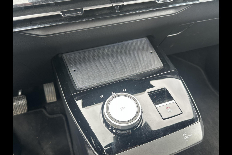 MG Mg4 electric Luxury 64 kWh SOH 98% | 16.000KM! |360 CAMERA| 7 JAAR MG GARANTIE T/M 04-2031| KEYLESS ENTRY| ELEK. STOEL| DODE HOEK SENSOR| STOEL + STUURVERWARMING| ADAPTIVE CRUISE CONTROL