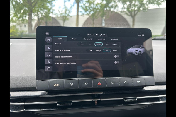 MG Mg4 electric Luxury 64 kWh SOH 98% | 16.000KM! |360 CAMERA| 7 JAAR MG GARANTIE T/M 04-2031| KEYLESS ENTRY| ELEK. STOEL| DODE HOEK SENSOR| STOEL + STUURVERWARMING| ADAPTIVE CRUISE CONTROL