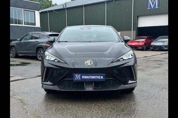 MG Mg4 electric Luxury 64 kWh SOH 95% | 14K KM!! |360 CAMERA| 7 JAAR MG GARANTIE T/M 07-2031| ELEK. STOEL| DODE HOEK SENSOR| STOEL + STUURVERWARMING| ADAPTIVE CRUISE CONTROL