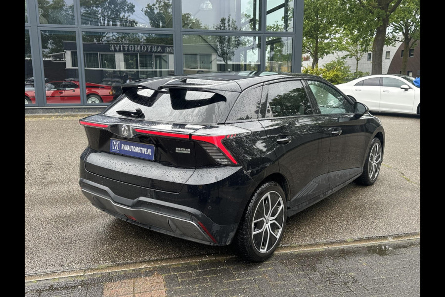 MG Mg4 electric Luxury 64 kWh SOH 95% | 14K KM!! |360 CAMERA| 7 JAAR MG GARANTIE T/M 07-2031| ELEK. STOEL| DODE HOEK SENSOR| STOEL + STUURVERWARMING| ADAPTIVE CRUISE CONTROL