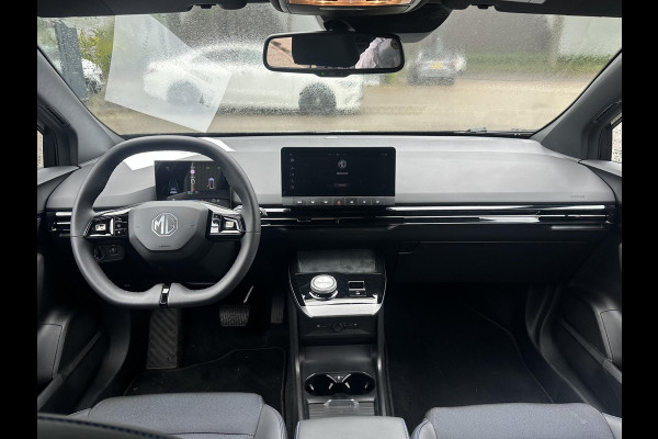 MG Mg4 electric Luxury 64 kWh SOH 95% | 14K KM!! |360 CAMERA| 7 JAAR MG GARANTIE T/M 07-2031| ELEK. STOEL| DODE HOEK SENSOR| STOEL + STUURVERWARMING| ADAPTIVE CRUISE CONTROL