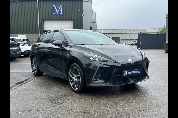 MG Mg4 electric Luxury 64 kWh SOH 95% | 10.000KM! |360 CAMERA| 7 JAAR MG GARANTIE T/M 07-2031| ELEK. STOEL| DODE HOEK SENSOR| STOEL + STUURVERWARMING| ADAPTIVE CRUISE CONTROL