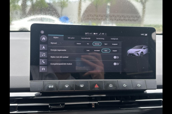 MG Mg4 electric Luxury 64 kWh SOH 95% | 10.000KM! |360 CAMERA| 7 JAAR MG GARANTIE T/M 07-2031| ELEK. STOEL| DODE HOEK SENSOR| STOEL + STUURVERWARMING| ADAPTIVE CRUISE CONTROL
