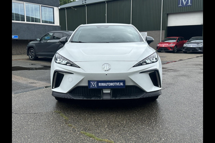 MG Mg4 electric Luxury 64 kWh SOH 96% | 10K KM!! |360 CAMERA| 7 JAAR MG GARANTIE T/M 07-2031| ELEK. STOEL| DODE HOEK SENSOR| STOEL + STUURVERWARMING| ADAPTIVE CRUISE CONTROL
