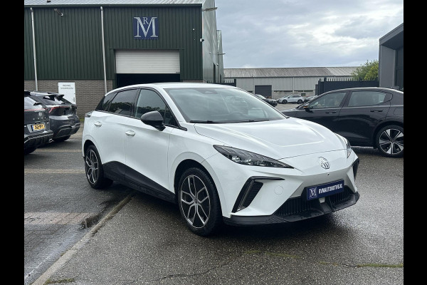 MG Mg4 electric Luxury 64 kWh SOH 96% | 10K KM!! |360 CAMERA| 7 JAAR MG GARANTIE T/M 07-2031| ELEK. STOEL| DODE HOEK SENSOR| STOEL + STUURVERWARMING| ADAPTIVE CRUISE CONTROL