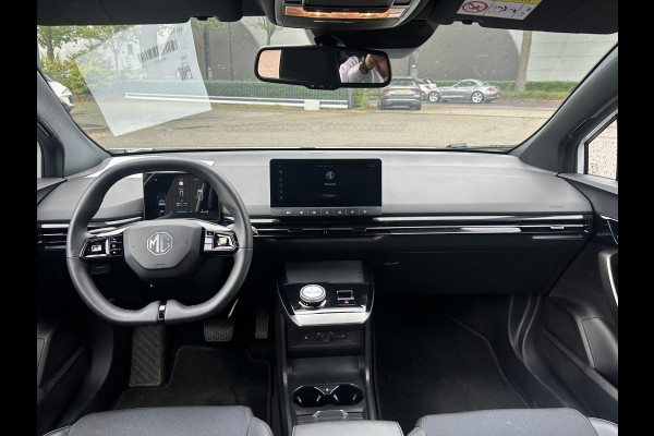 MG Mg4 electric Luxury 64 kWh SOH 96% | 10K KM!! |360 CAMERA| 7 JAAR MG GARANTIE T/M 07-2031| ELEK. STOEL| DODE HOEK SENSOR| STOEL + STUURVERWARMING| ADAPTIVE CRUISE CONTROL