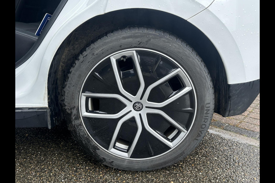 MG Mg4 electric Luxury 64 kWh SOH 96% | 10K KM!! |360 CAMERA| 7 JAAR MG GARANTIE T/M 07-2031| ELEK. STOEL| DODE HOEK SENSOR| STOEL + STUURVERWARMING| ADAPTIVE CRUISE CONTROL