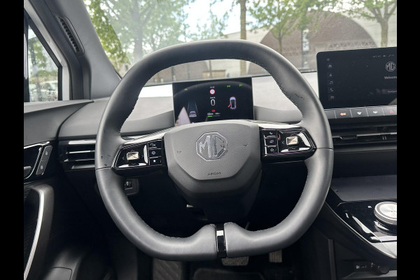 MG Mg4 electric Luxury 64 kWh SOH 96% | 10K KM!! |360 CAMERA| 7 JAAR MG GARANTIE T/M 07-2031| ELEK. STOEL| DODE HOEK SENSOR| STOEL + STUURVERWARMING| ADAPTIVE CRUISE CONTROL