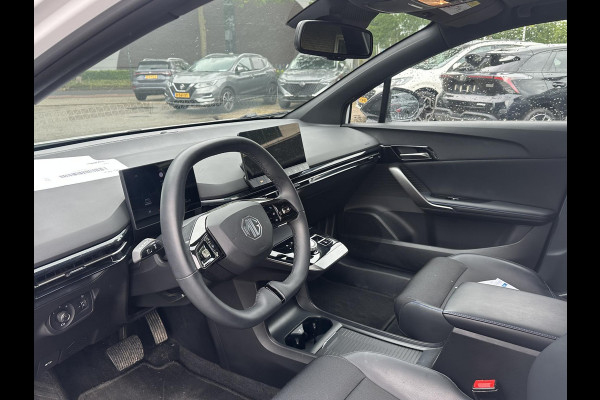 MG Mg4 electric Luxury 64 kWh SOH 96% | 10K KM!! |360 CAMERA| 7 JAAR MG GARANTIE T/M 07-2031| ELEK. STOEL| DODE HOEK SENSOR| STOEL + STUURVERWARMING| ADAPTIVE CRUISE CONTROL