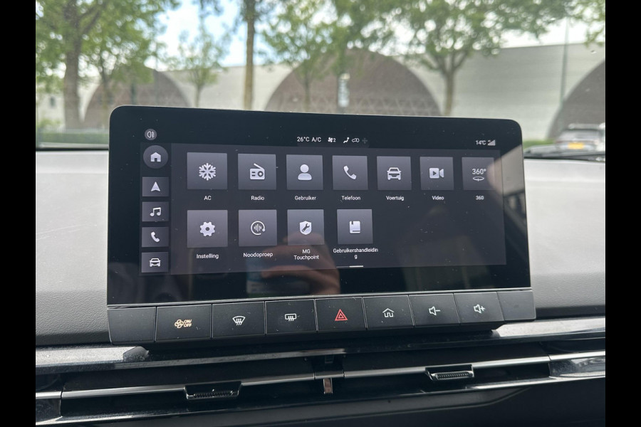 MG Mg4 electric Luxury 64 kWh SOH 96% | 10K KM!! |360 CAMERA| 7 JAAR MG GARANTIE T/M 07-2031| ELEK. STOEL| DODE HOEK SENSOR| STOEL + STUURVERWARMING| ADAPTIVE CRUISE CONTROL