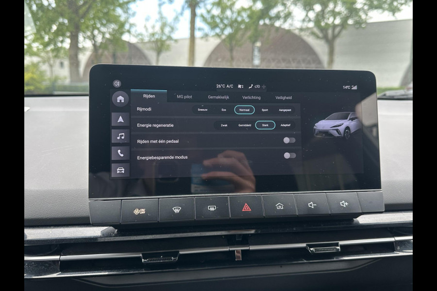 MG Mg4 electric Luxury 64 kWh SOH 96% | 10K KM!! |360 CAMERA| 7 JAAR MG GARANTIE T/M 07-2031| ELEK. STOEL| DODE HOEK SENSOR| STOEL + STUURVERWARMING| ADAPTIVE CRUISE CONTROL