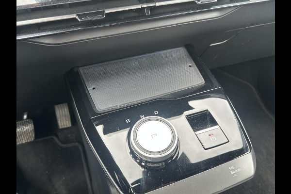 MG Mg4 electric Luxury 64 kWh SOH 96% | 10K KM!! |360 CAMERA| 7 JAAR MG GARANTIE T/M 07-2031| ELEK. STOEL| DODE HOEK SENSOR| STOEL + STUURVERWARMING| ADAPTIVE CRUISE CONTROL