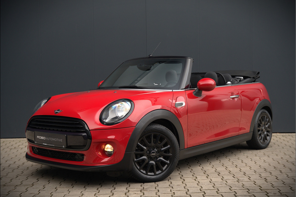 MINI Cabrio 1.5 Cooper Chili | Stoelverwarming | Cruise Control | Navigatie | Ambiance Verlichting | Parkeersensoren | Keyless | Climate Control | Black Pack | Dealer Onderhouden |