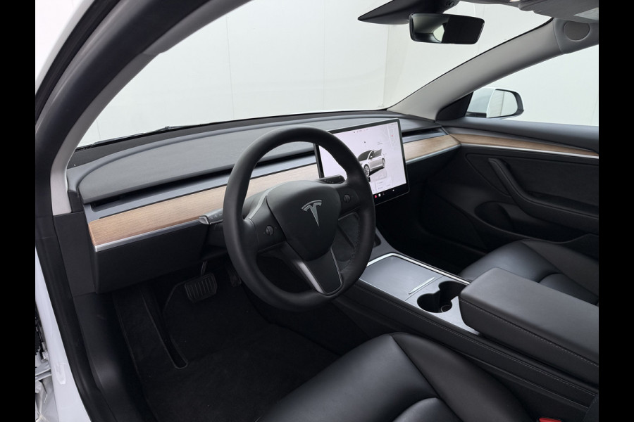 Tesla Model 3 Standard RWD Plus LFP Accu SOH 90,5% Warmtepomp Lmv 19" Elek.Achterklep Leder Panoramadak Navi Ecc Camera's Navi Ecc Pdc Traffic Aware Cruise + Aut.Sturen Lmv Led Elek.Stoelen+Memory+Verwarmd Dealeronderhouden Origineel Nederlandse Auto Garantie op Accu en Motor tot 21-6-2030/160.000km