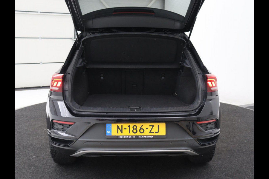 Volkswagen T-Roc 1.5 TSI Sport | Carplay | Virtual Cockpit | Full LED | Navigatie | Climate control | Parkeerhulp | 19'' lichtmetalen velgen | Bluetooth | Getint glas | Sportstuur
