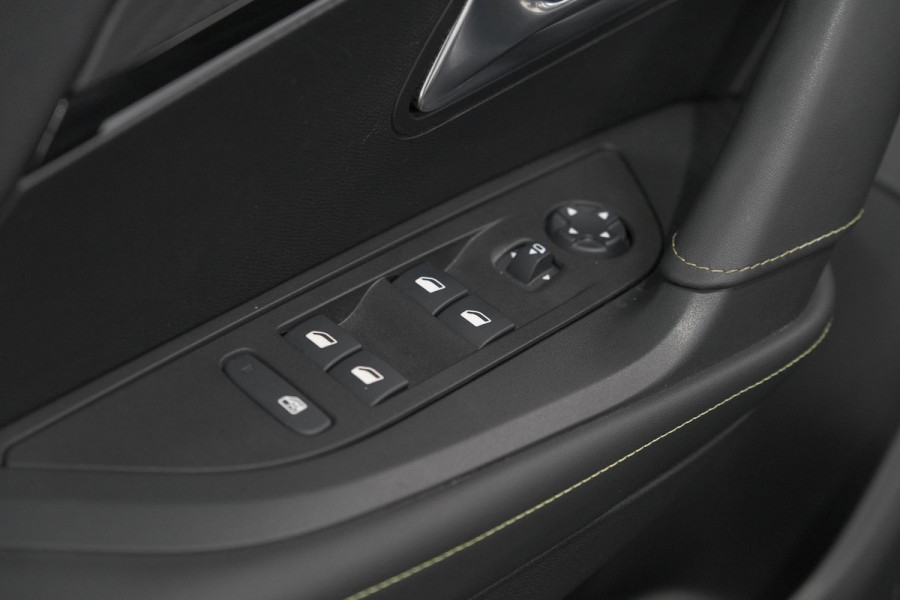 Peugeot 2008 PureTech 130 GT-Line | Camera | Adaptieve Cruise Control | Navigatie | Climate Control
