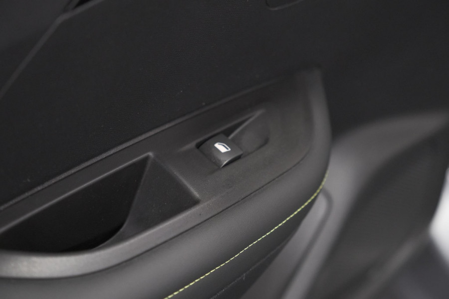Peugeot 2008 PureTech 130 GT-Line | Camera | Adaptieve Cruise Control | Navigatie | Climate Control