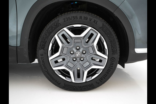 Hyundai Santa Fe 1.6 T-GDI HEV Premium Sky (Face-lift) (INCL-BTW) *PANO | LEATHER | FULL-LED | ADAPTIVE-CRUISE | BLINDSPOT | MEMORY-PACK | DIGI-COCKPIT | SHIFTPADDLES | PRIVACYGLASS | NAVI-FULLMAP | HEAD-UP |19''ALU*