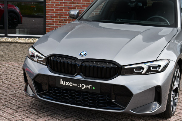 BMW 3 Serie Touring 330e xDrive M-Sport Pano 19inch El-zetels HUD 360-cam LCI-2