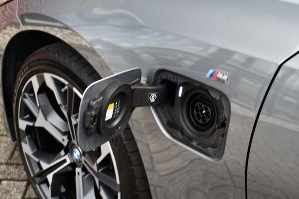 BMW 3 Serie Touring 330e xDrive M-Sport Pano 19inch El-zetels HUD 360-cam LCI-2