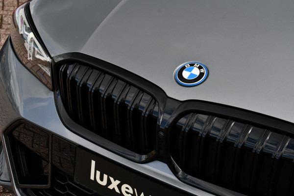 BMW 3 Serie Touring 330e xDrive M-Sport Pano 19inch El-zetels HUD 360-cam LCI-2