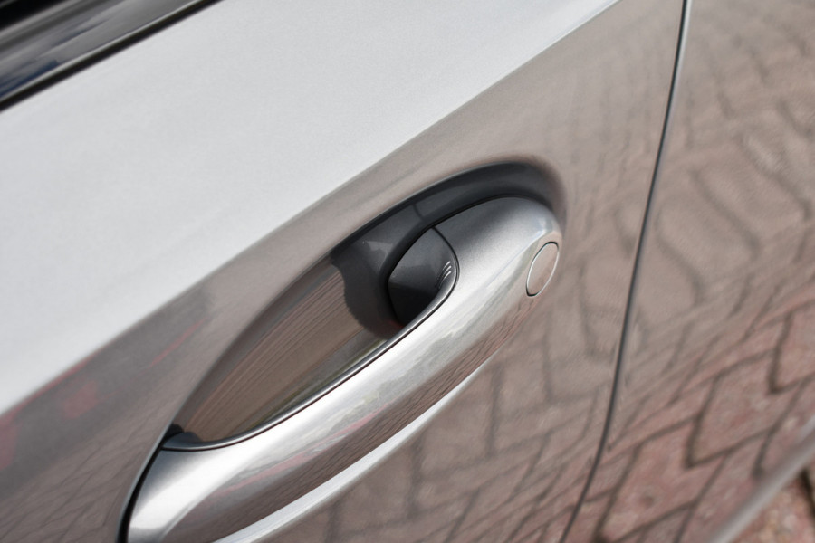 BMW 3 Serie Touring 330e xDrive M-Sport Pano 19inch El-zetels HUD 360-cam LCI-2