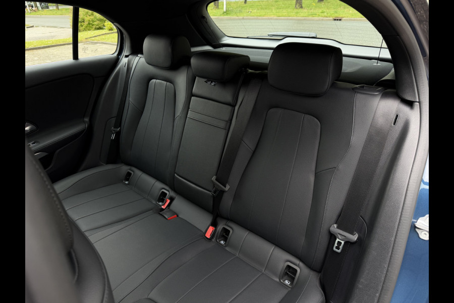 Mercedes-Benz A-Klasse 250 e Business Solution Luxury / Keyless / Trekhaak (1.600KG) / Panodak / Camera / Elek. Stoelen /