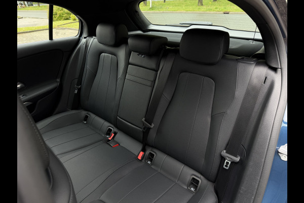 Mercedes-Benz A-Klasse 250 e Business Solution Luxury / Keyless / Trekhaak (1.600KG) / Panodak / Camera / Elek. Stoelen /