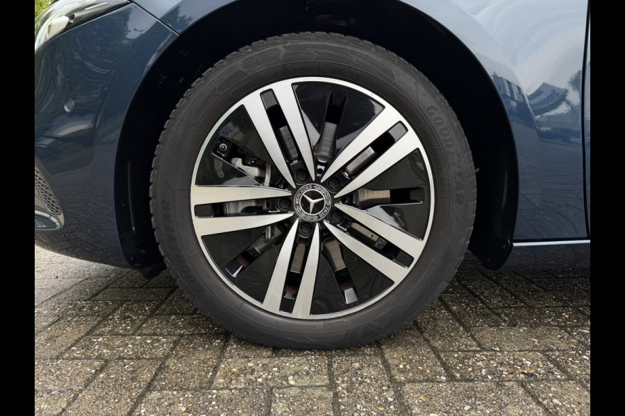 Mercedes-Benz A-Klasse 250 e Business Solution Luxury / Keyless / Trekhaak (1.600KG) / Panodak / Camera / Elek. Stoelen /
