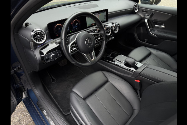 Mercedes-Benz A-Klasse 250 e Business Solution Luxury / Keyless / Trekhaak (1.600KG) / Panodak / Camera / Elek. Stoelen /