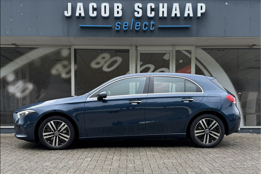 Mercedes-Benz A-Klasse 250 e Business Solution Luxury / Keyless / Trekhaak (1.600KG) / Panodak / Camera / Elek. Stoelen /