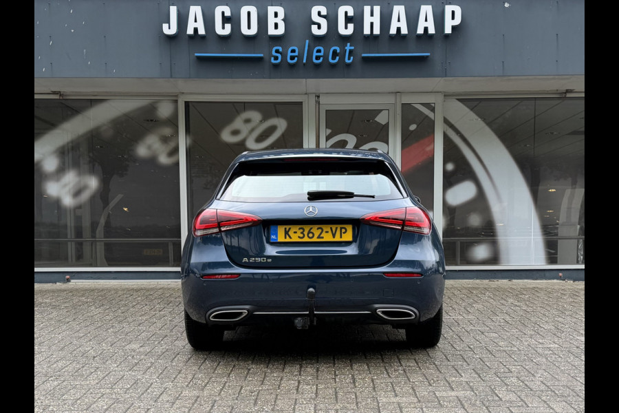 Mercedes-Benz A-Klasse 250 e Business Solution Luxury / Keyless / Trekhaak (1.600KG) / Panodak / Camera / Elek. Stoelen /