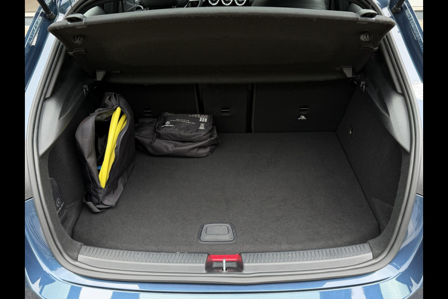 Mercedes-Benz A-Klasse 250 e Business Solution Luxury / Keyless / Trekhaak (1.600KG) / Panodak / Camera / Elek. Stoelen /