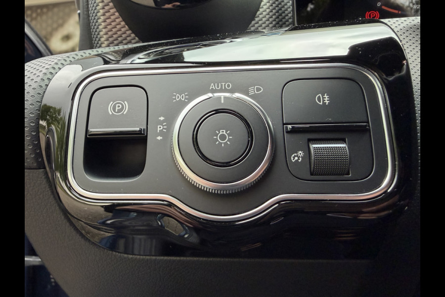 Mercedes-Benz A-Klasse 250 e Business Solution Luxury / Keyless / Trekhaak (1.600KG) / Panodak / Camera / Elek. Stoelen /