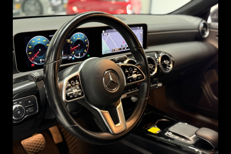 Mercedes-Benz CLA-Klasse Shooting Brake Automaat | 19 inch AMG | MBUX | LED | Navigatie | Parkeersensoren