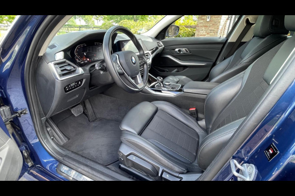 BMW 3 Serie 318i High Executive | 19 Inch | Sfeerverlichting | Sportstoelen | NL-Auto |